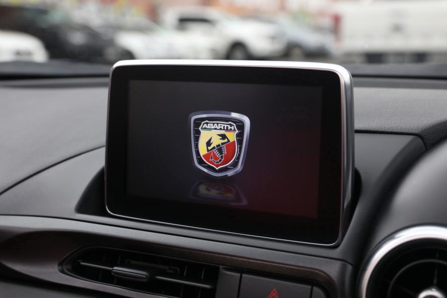 Детали интерьера Abarth 124 Spider Monza Edition (348) 2018 года  (AU) (фото 10 из 23)